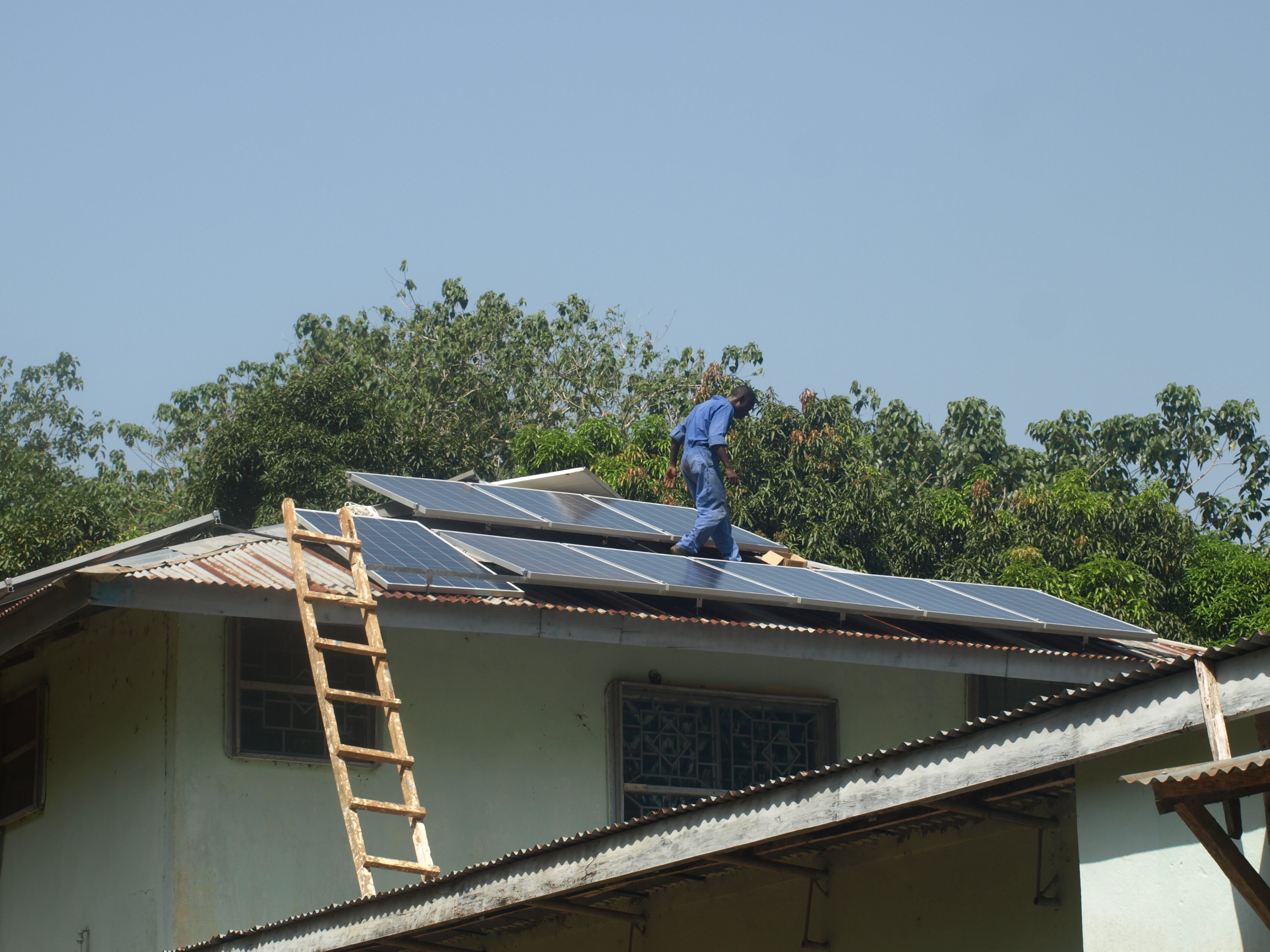 operario instalando paneles fotovoltaicos en el tejado