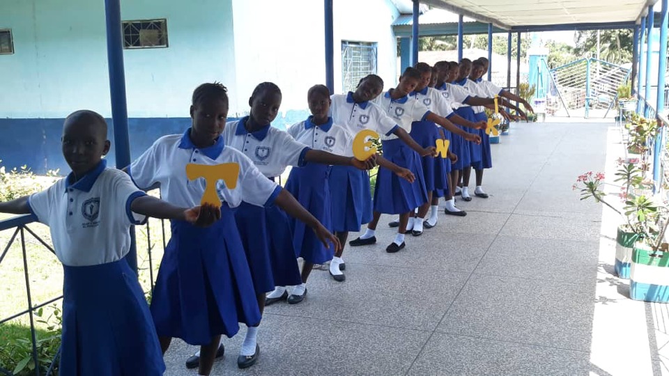 grupo de alumnas con uniforme y en fila