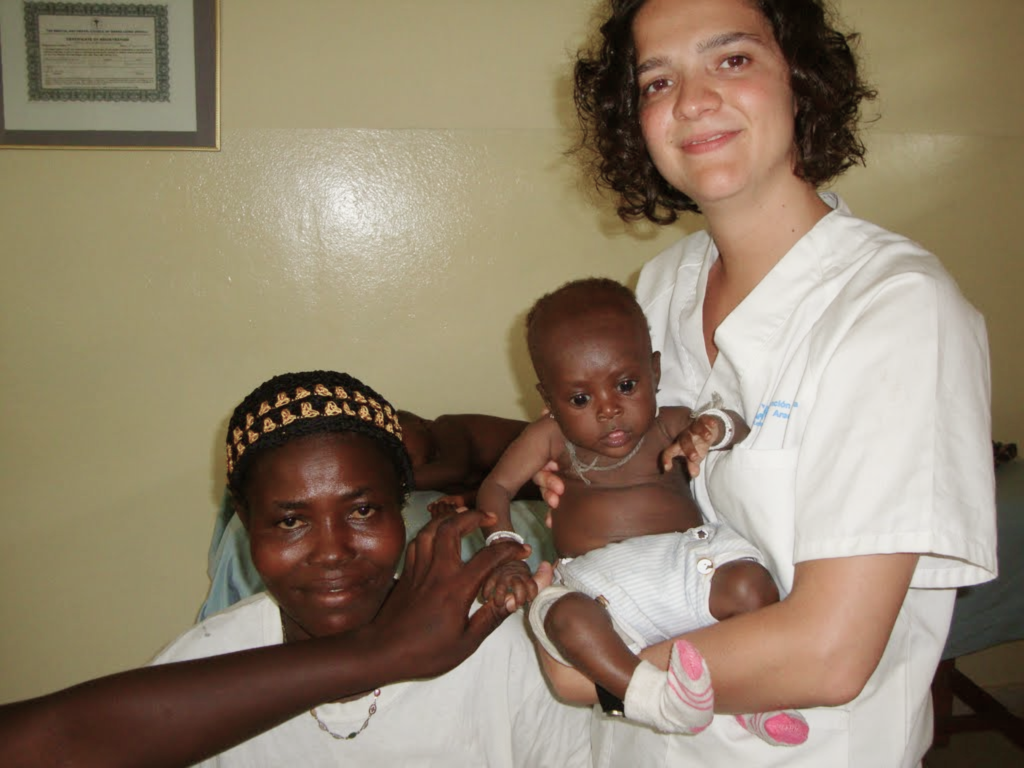 Pediatra con bebé y su madre