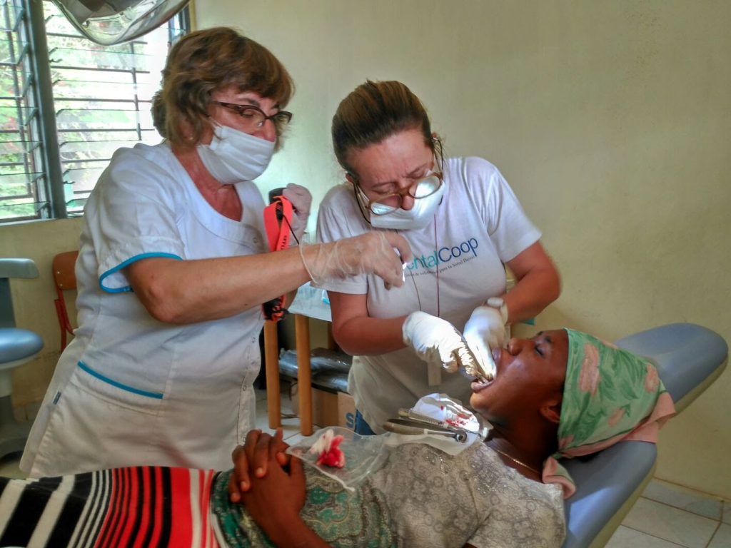 Dos dentistas con una paciente