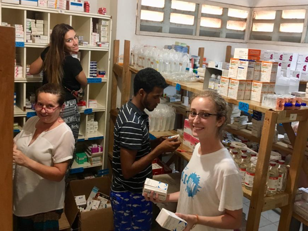 Voluntarios en el almacén de una farmacia